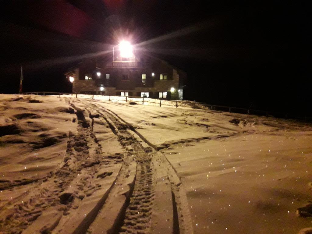 Monno Rifugio Al Lago Del Mortirolo In Inverno Raggiungibile Solo A Piedi מראה חיצוני תמונה