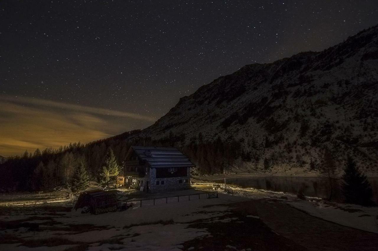 Monno Rifugio Al Lago Del Mortirolo In Inverno Raggiungibile Solo A Piedi מראה חיצוני תמונה